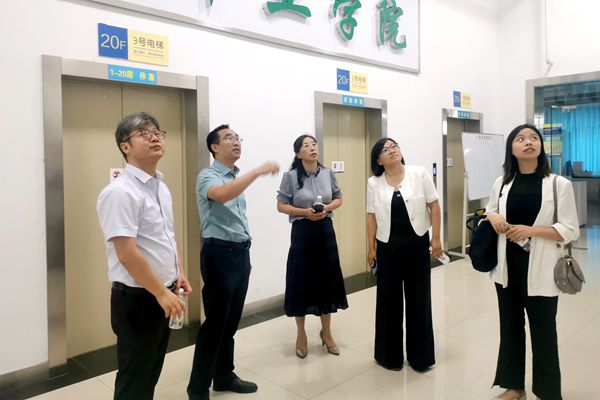 参观甘肃农业大学37000c威尼斯教学科研平台_副本.jpg
