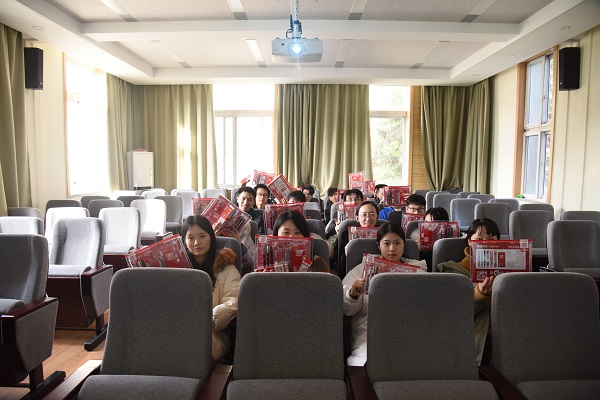考研学生收到学院祝福合影留念.jpg