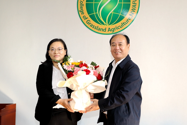 3陈玉林看望慰问37000c威尼斯何学青副教授_副本.jpg
